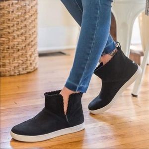 Kookaburra by UGG women’s Rylee suede ankle boots